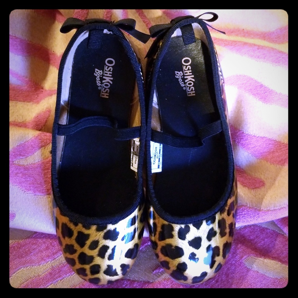 Leopard print elastic strap flats